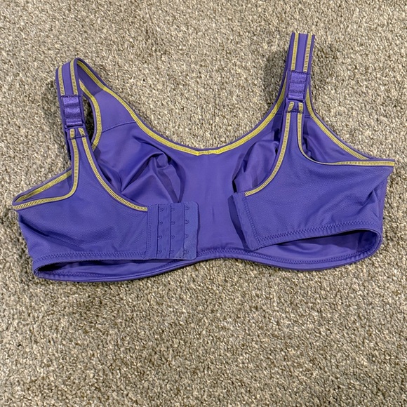 Wacoal 38DDD sports bra front - Picture 2 of 3
